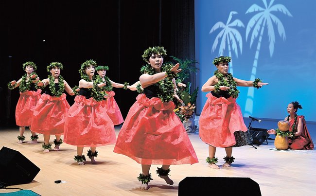 「カヒコ」を披露する出演者＝安来市飯島町、市総合文化ホール・アルテピア