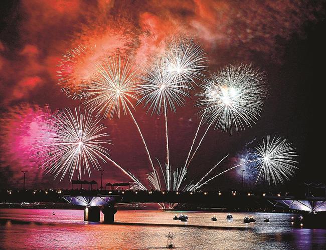 宍道湖を鮮やかに彩る花火〓（?）松江市・松江大橋