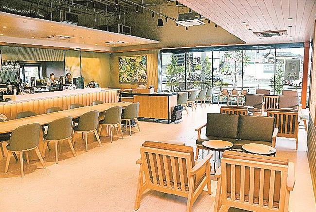 誰でも過ごしやすい空間を演出した店舗内＝出雲市今市町北本町４丁目、スターバックス出雲今市店