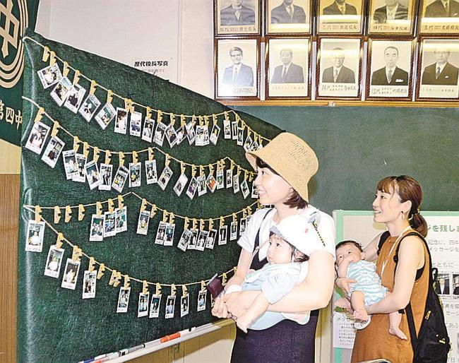 メッセージボードに見入る来場者＝浜田市内田町、浜田第四中学校