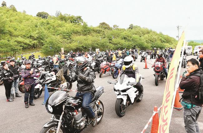 バイクで入場する来場者＝浜田市金城町久佐、かなぎウエスタンライディングパーク