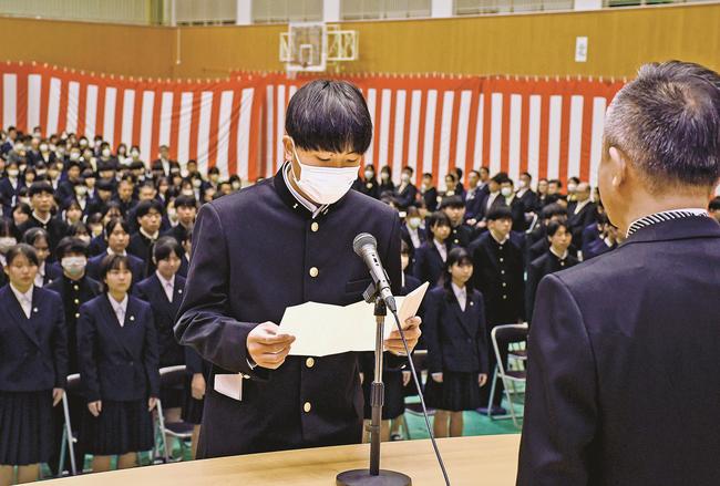 入学式で宣誓する石田楽十さん＝大田市大田町、大田高校