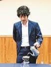 コーヒーを入れる萩原英治社長＝鳥取県日南町霞、町役場