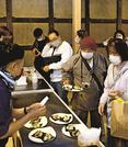 オリジナルの手巻きずしのコーナーに並ぶ来場者＝大田市大森町、金森家住宅