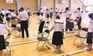 集会時に自分のパイプ椅子を準備する生徒（豊北中学校提供）