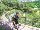 機材を運ぶ安来高校バスケットボール部員＝安来市広瀬町富田、月山富田城跡