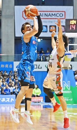 【第７戦・島根－琉球】第１クオーター、島根の納見悠仁（左）がファウルを受けながら３点シュートを決め、２０－１５とする＝松江市総合体育館