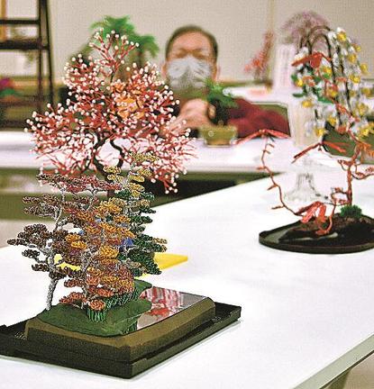 繊細な表現が光るワイヤアート作品＝益田市常盤町、キヌヤ益田ショッピングセンター