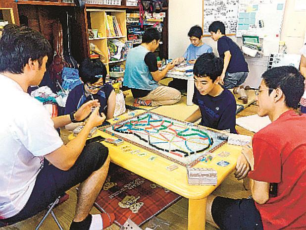 フリースクールで思い思いの時間をすごす子どもたち＝千葉県習志野（ならしの）市、資料