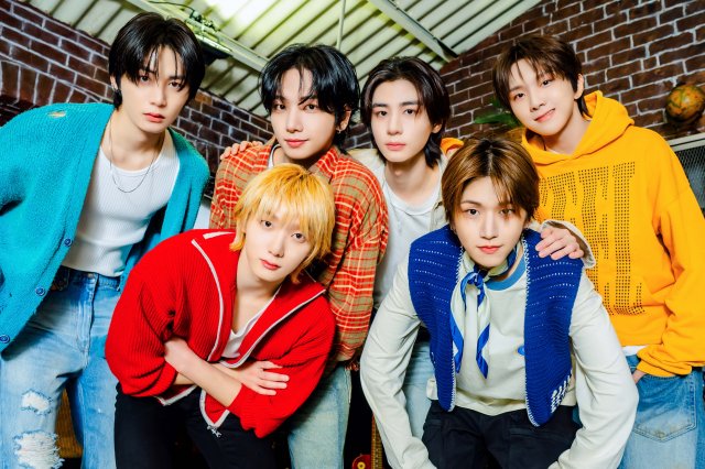 BOYNEXTDOOR(前列左から)SUNGHO、RIWOO(後列左から)TAESAN、JAEHYUN、LEEHAN、WOONHAK