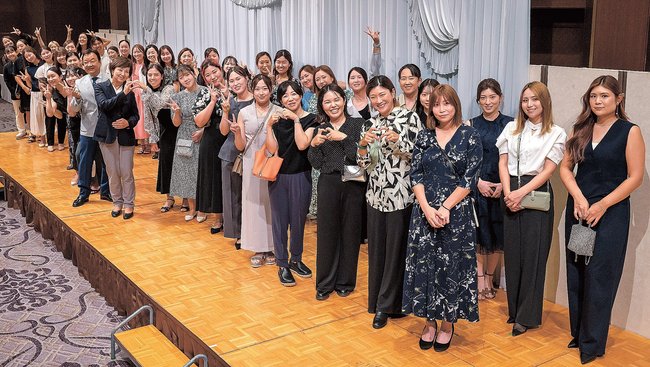 プロアマ大会前夜祭で記念撮影する選手ら＝米子市久米町、ＡＮＡクラウンプラザホテル米子