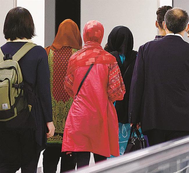 成田空港に到着した、日本政府の退避支援対象アフガン人＝１３日午後