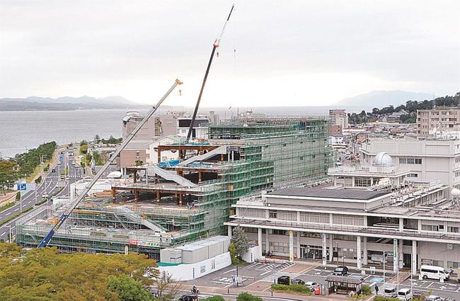 新庁舎建て替え工事が進む松江市役所。左側が新庁舎で右側が現庁舎＝松江市末次町