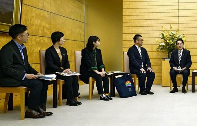 性的少数者の支援団体の関係者と面会する岸田首相(右端)。LGBT理解増進法案が先進7カ国首脳会議までに成立するかが焦点だ=2月、首相官邸