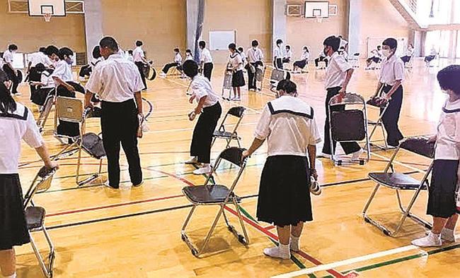 集会時に自分のパイプ椅子を準備する生徒（豊北中学校提供）