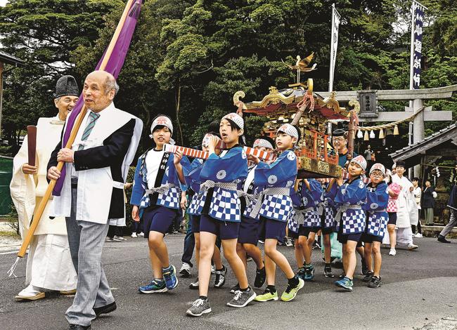 元気なかけ声を出しながらみこしを担ぐ児童たち＝出雲市上塩冶町