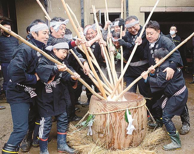体をぶつけ合いながら、長いきねで餅をこね回す男衆＝雲南市吉田町吉田、田部家