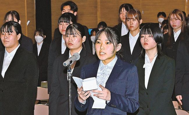 新入生を代表して宣誓する藤井美優さん（中央）＝益田市昭和町、島根県立石見高等看護学院
