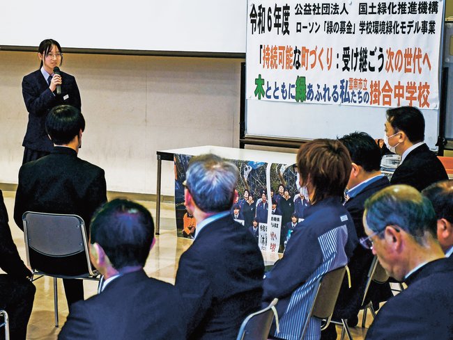 生徒を代表してあいさつする堀江音羽さん（左）＝雲南市掛合町掛合、掛合中学校