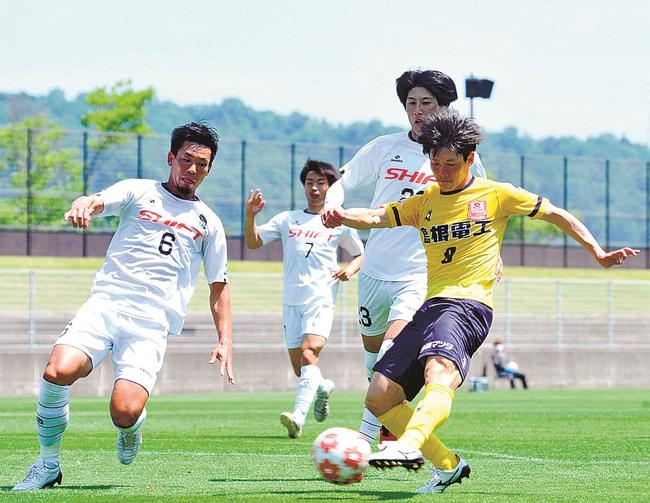 【１回戦・松江シティＦＣ｜福山シティＦＣ】前半２８分、松江シティＦＣのＭＦ佐藤啓志郎（右）がシュートを放つ＝広島広域公園第一球技場