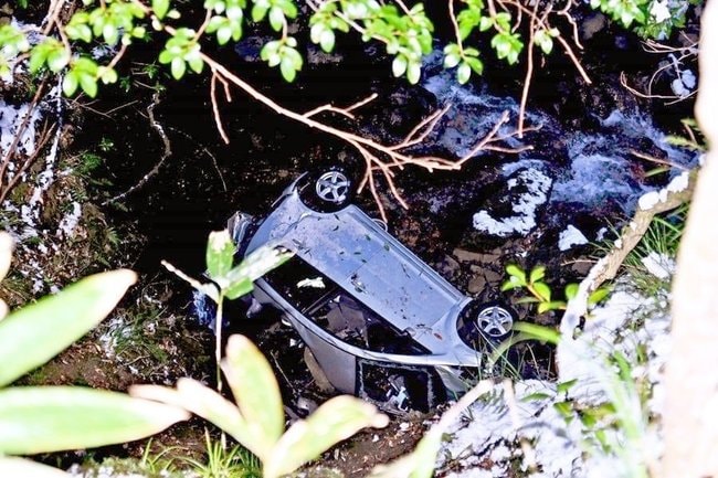 崖下に転落した軽自動車＝３０日午後５時２６分、島根県吉賀町福川