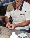 模型の部品作りに取り組む渡部さん。細部にこだわり手作業で仕上げる