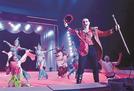 兵庫県西宮市で開かれた公演でオープニングを盛り上げるパフォーマーたち