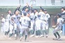 ８年ぶり１１度目の甲子園出場を決め、マウンドに駆け寄って喜ぶ開星ナイン＝松江市営野球場
