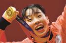 女子フェザー級で優勝し、金メダルを手に笑顔の入江聖奈＝両国国技館