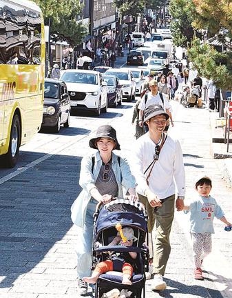 車で渋滞する神門通りを歩く観光客＝出雲市大社町杵築南