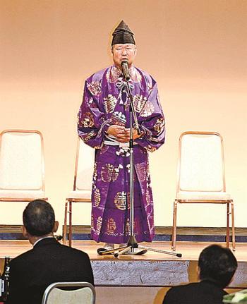 激励会であいさつをする式守伊之助さん＝出雲市今市町、ラピタウェディングパレス