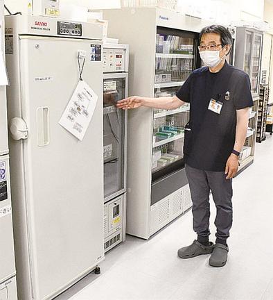 血液の保管庫を確認する槙原研副院長＝大田市大田町、市立病院