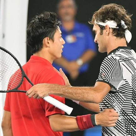 全豪オープンの男子シングルス４回戦でロジャー・フェデラー選手（右）に敗れた錦織圭選手＝２０１７年１月、メルボルン（共同）