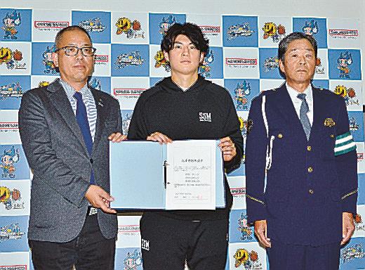 署名簿を提出した島根スサノオマジックの安藤誓哉選手（中央）＝松江市学園南１丁目、くにびきメッセ