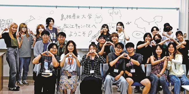 交流し、記念写真を撮る海外の学生と島根県立大短期大学部生＝松江市浜乃木７丁目、島根県立大松江キャンパス