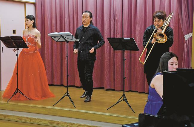 息の合った演奏と歌を披露する出演者＝島根県邑南町下口羽、口羽保育所