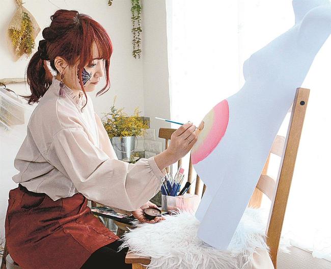 ベリーペイントを手掛けるｗａｒｍさん＝松江市玉湯町玉造の自宅スタジオ