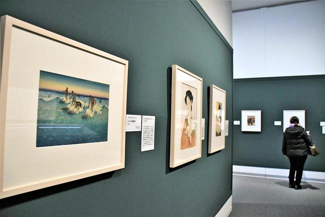 島根県立美術館で開催中の「ＴＨＥ新版画　版元・渡邊庄三郎の挑戦」。来場者は色鮮やかな新版画を楽しんでいる＝松江市袖師町
