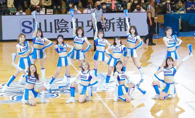 試合会場でパフォーマンスを披露するアクア☆マジックのメンバー（＠ＳＨＩＭＡＮＥ　ＳＵＳＡＮＯＯ　ＭＡＧＩＣ）