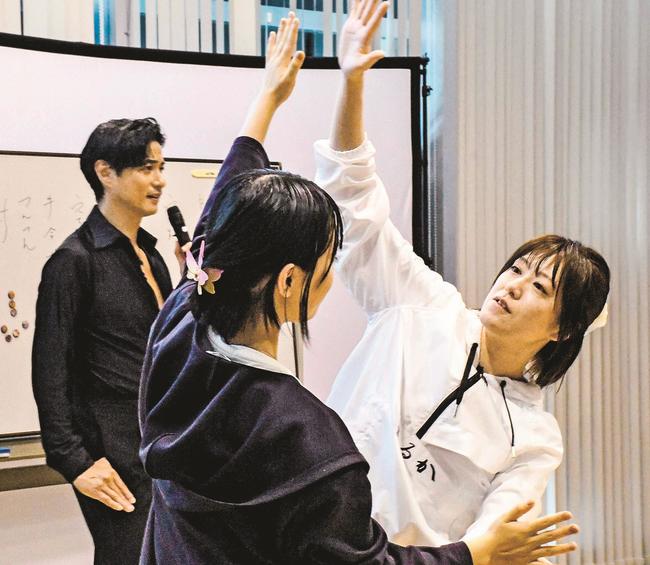 進藤学さん（左）の指導で、全身を使った表現を学ぶ参加者＝松江市岡本町、道の駅秋鹿なぎさ公園