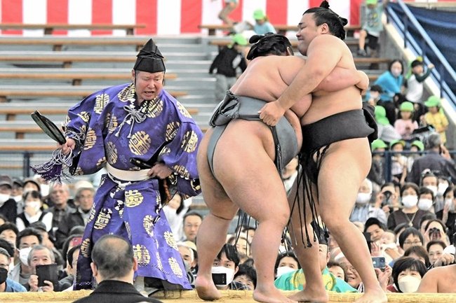 秋巡業大相撲出雲場所で取組をさばく木村庄之助（当時・式守伊之助）＝１０月