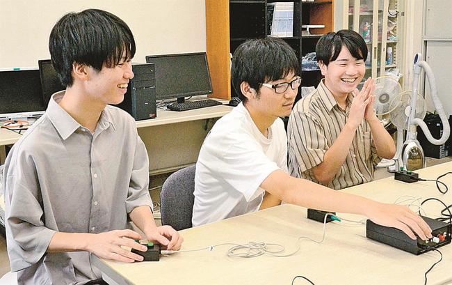 早押し問題に答える練習をするメンバー＝松江市西生馬町、松江工業高等専門学校