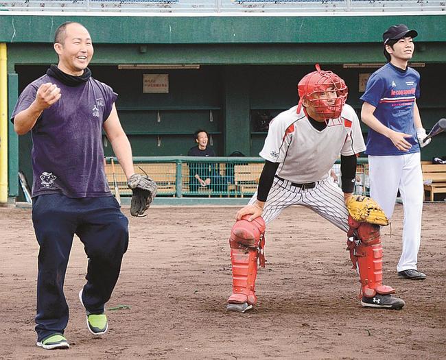 主審にグラウンド整備にと屋台骨を支える新田紘平さん（左）＝浜田市黒川町、市野球場