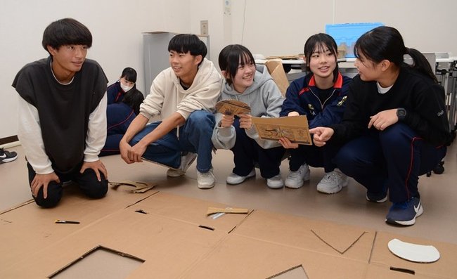 「みすみフェスティバル」で出展するミニゲームのブースについて話し合う生徒たち＝浜田市田町、市まちなか交流プラザ