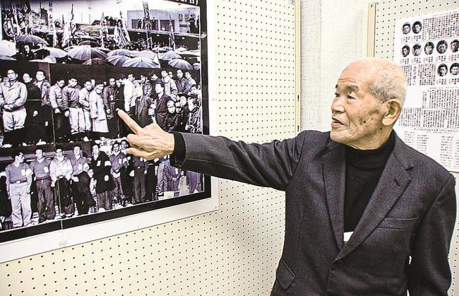 川上譲治さんが見つけた国鉄浜田駅での帰還歓迎大会で、自身の姿を指さす前田誠治さん