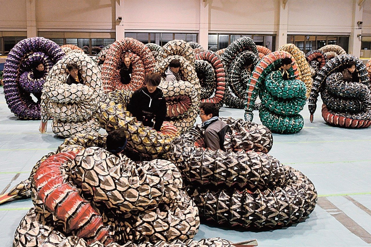 万博向け石見神楽初練習 55頭立て大蛇 100人連携深める 浜田