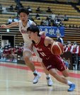 【男子１回戦・松江西｜光泉カトリック】第２クオーター、松江西の村上絢斗がドリブルで切り込む＝大田区総合体育館