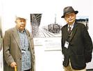 南正時さん（右）の蒸気機関車写真展の会場を訪れた大塚康生さん＝２０２０年１０月、さいたま市大宮区、鉄道博物館