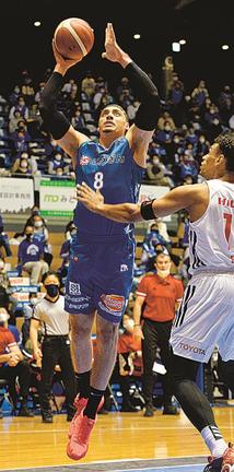 インサイドの要として攻撃を引っ張るリード・トラビス（左）。リーグ戦中断前の３試合を欠場したが、復帰後の活躍が期待される＝松江市総合体育館