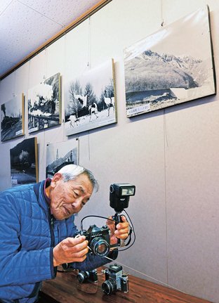 フィルムカメラの良さを話す小谷博徳さん＝鳥取県日野町上菅、日本一小さな蔵美術館